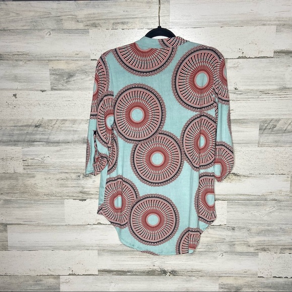 Beautiful Textured High Low 3/4 Sleeve Top - Picture 2 of 3